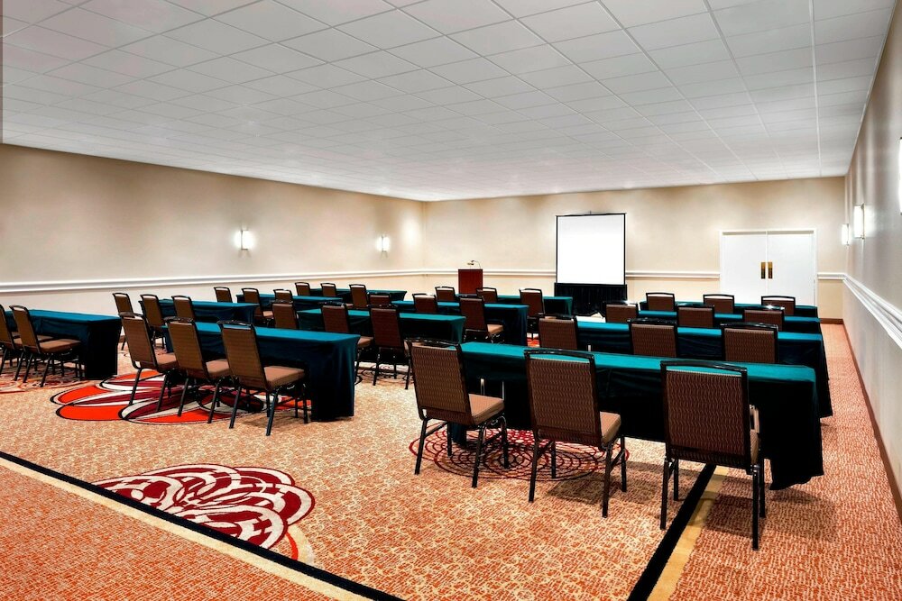 Фото Sheraton Tampa Brandon Hotel