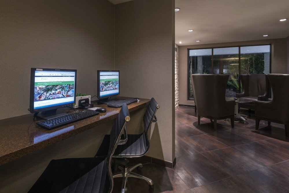 Фото Holiday Inn & Suites Phoenix Airport North, an Ihg Hotel