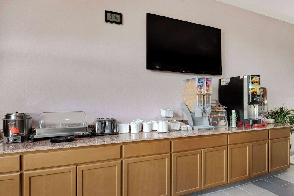 Фото Super 8 by Wyndham Kansas City