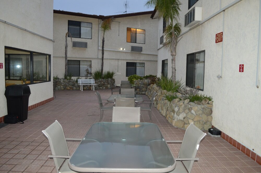 Фото Jolly Roger Hotel