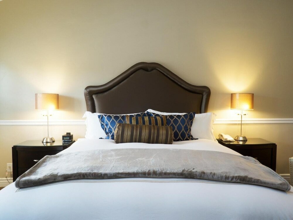 Фото Carriage House Inn