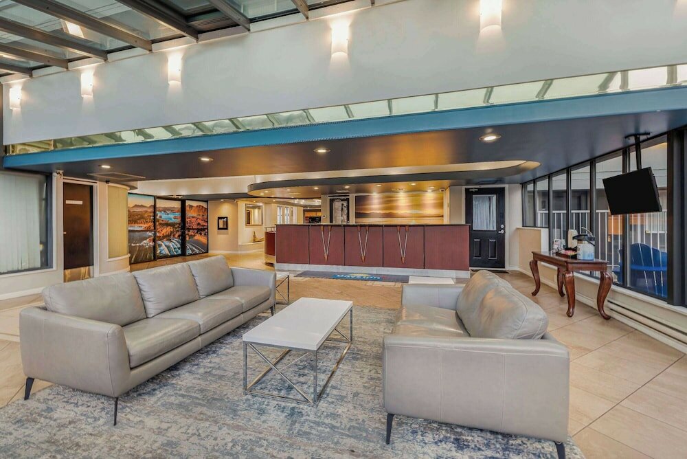 Фото Days Inn by Wyndham Victoria On The Harbour