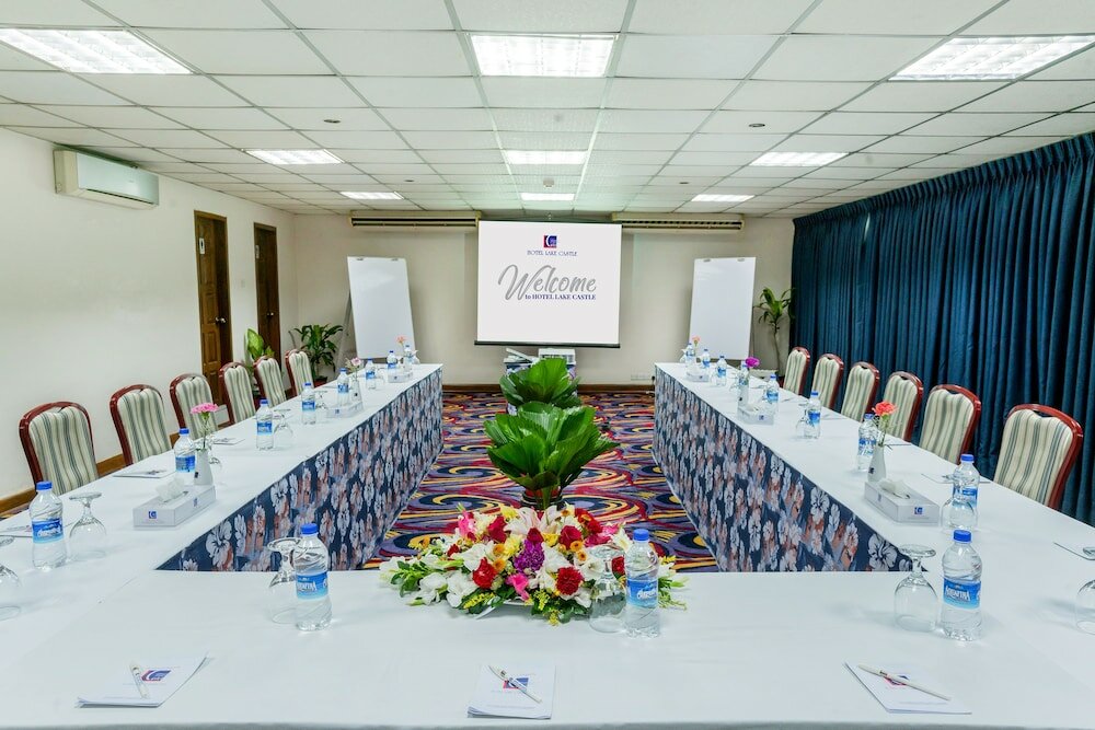 Фото Lake Castle