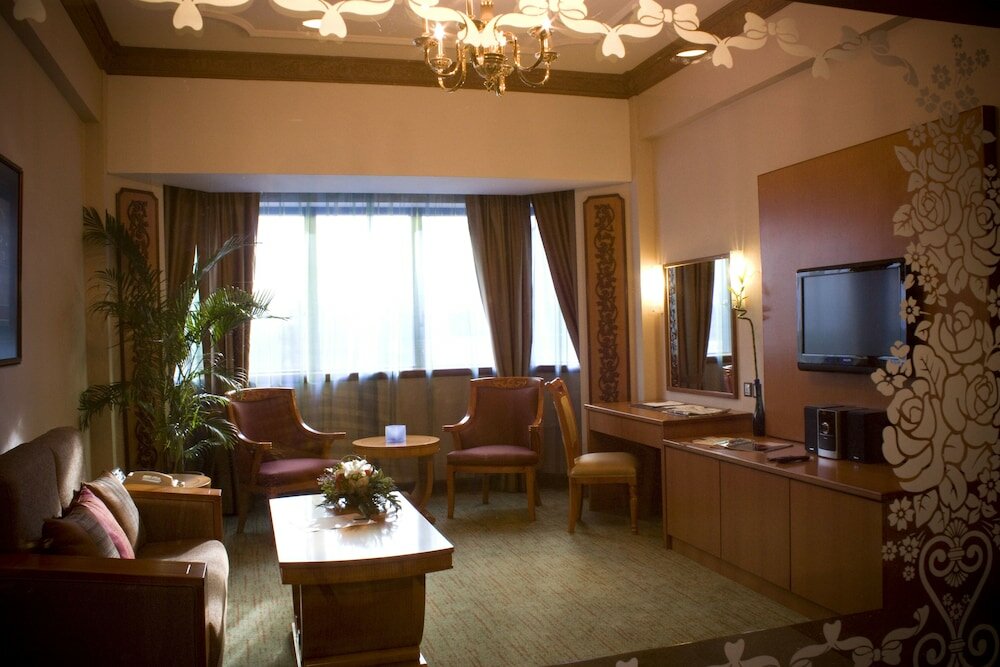 Фото The Centrepoint Hotel