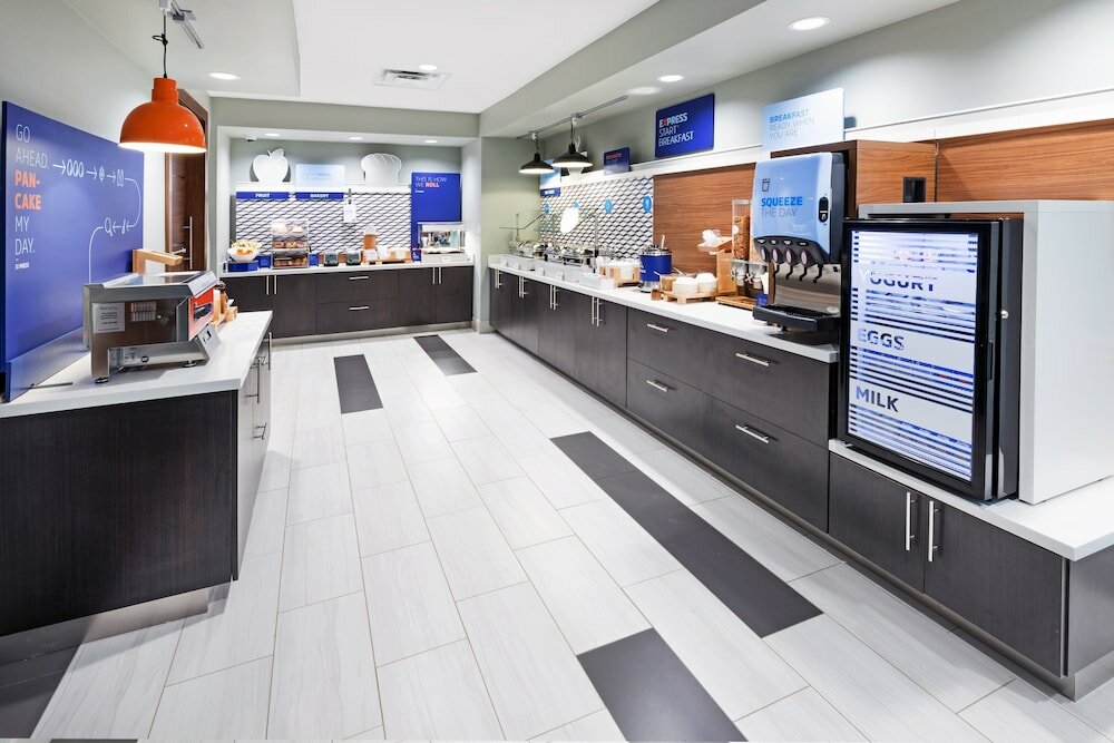 Фото Holiday Inn Express & Suites Denton - Sanger, an Ihg Hotel