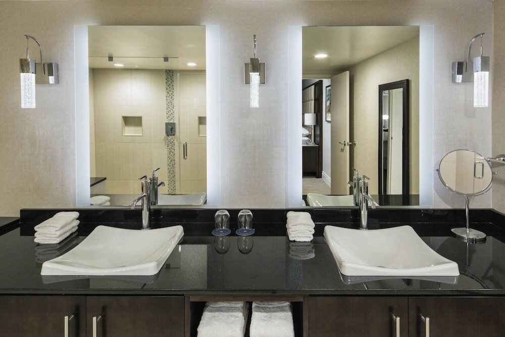 Фото Sheraton West Des Moines Hotel