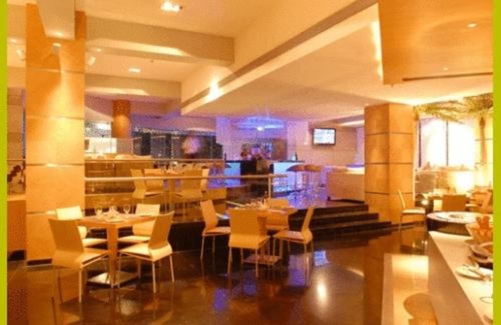 Фото Peninsula Grand Hotel