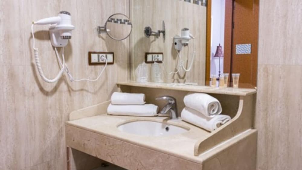 Фото Отель Reina Cristina