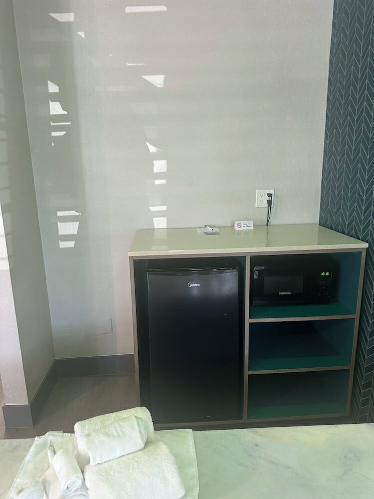 Фото Super 8 by Wyndham Oceanside Downtown