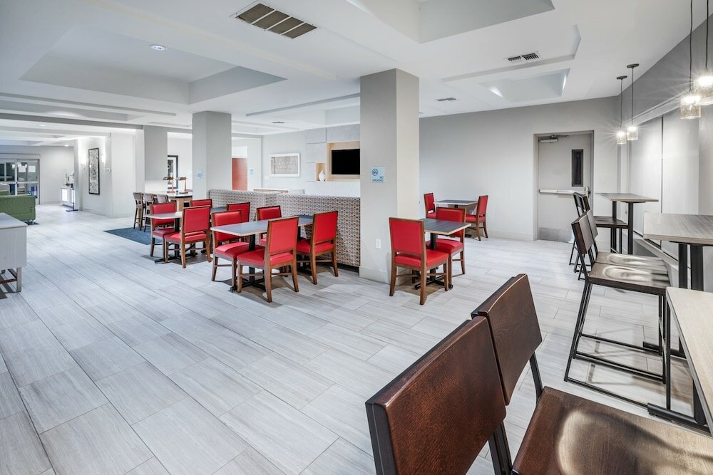 Фото Holiday Inn Express & Suites West, an Ihg Hotel