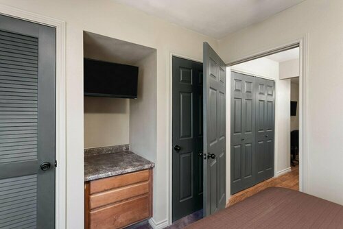 Гостиница Eagle's Den Suites at Big Spring в Биг Спринг