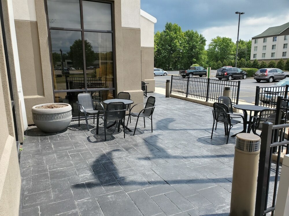 Фото Holiday Inn Express & Suites Springfield