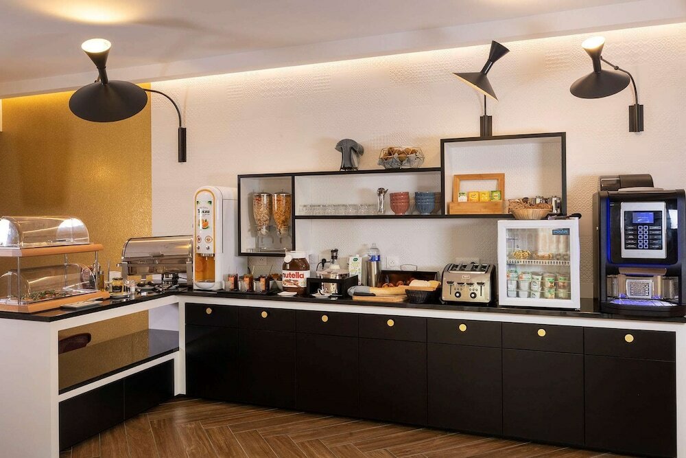 Фото Hotel Elysees 8