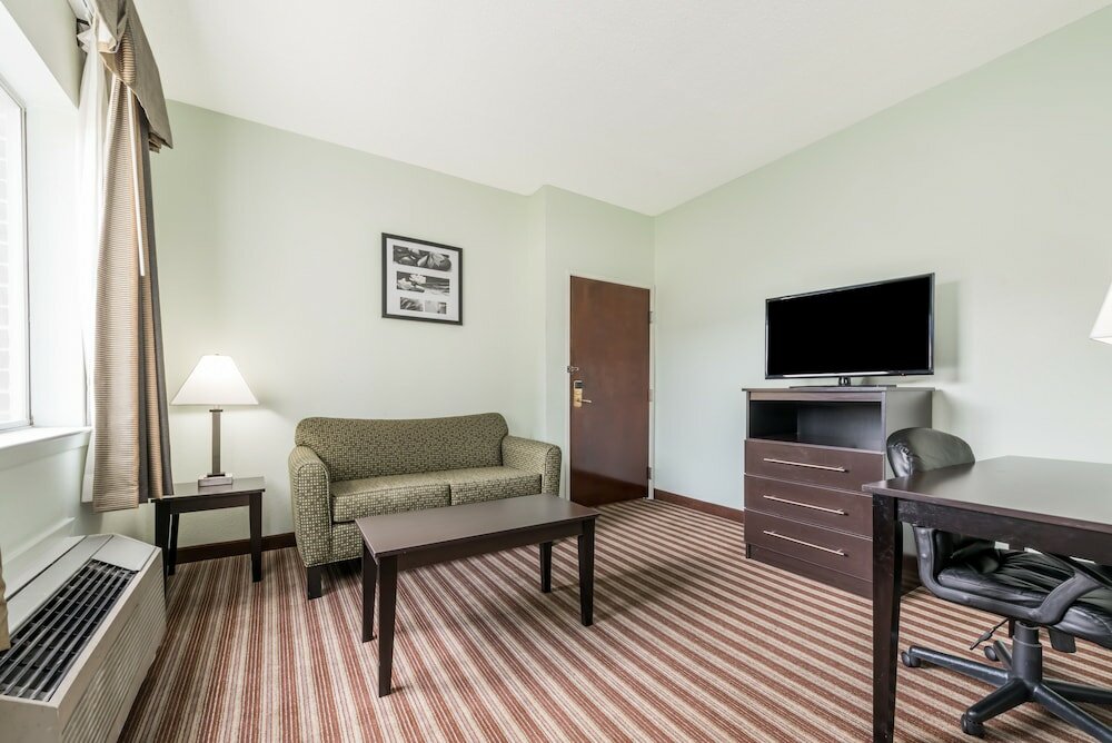 Фото Days Inn & Suites by Wyndham Dallas