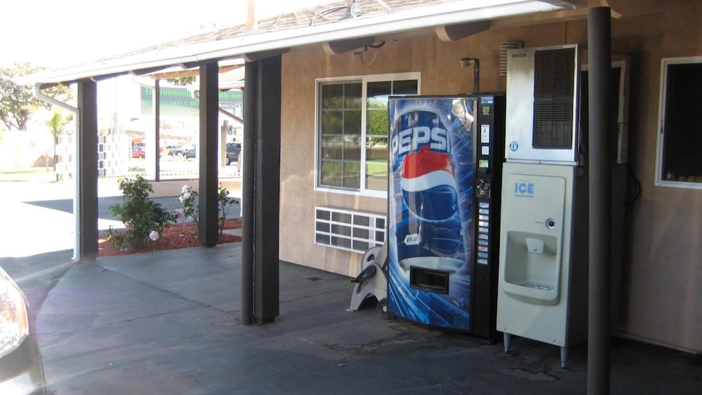 Фото Solaire Inn & Suites