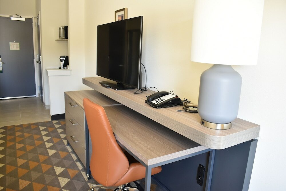 Фото Holiday Inn Kansas City - Northeast, an Ihg Hotel