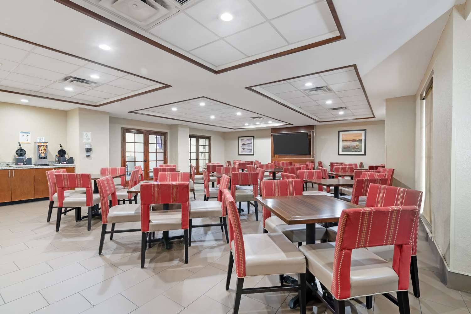 Фото Comfort Suites Downtown