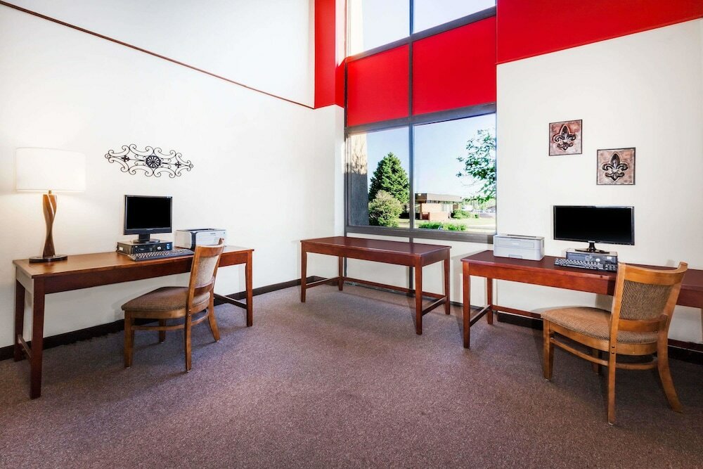 Фото Ramada Hotel & Conference Center by Wyndham Lansing