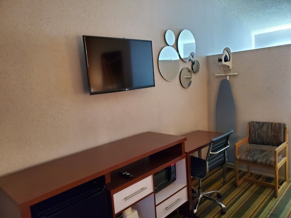 Фото Howard Johnson by Wyndham Phoenix Airport/Downtown Area