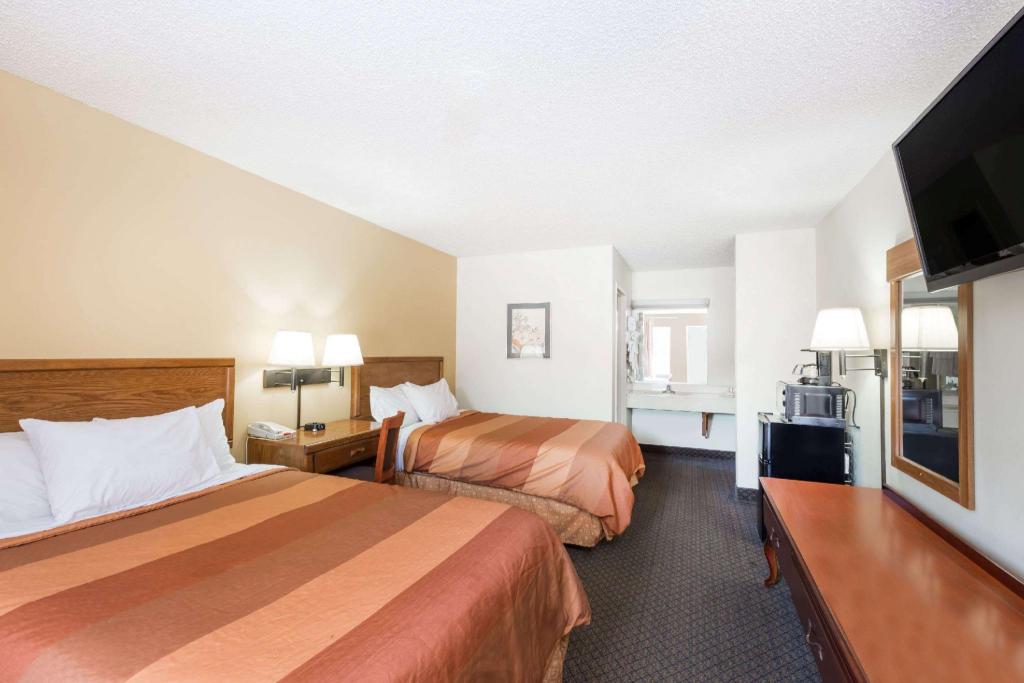 Фото Days Inn by Wyndham Fort Payne