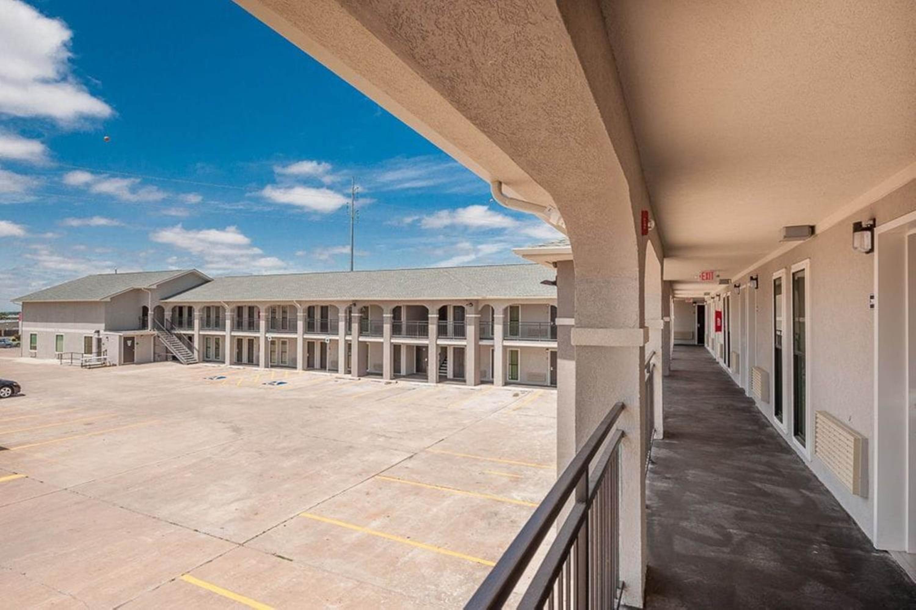 Фото Stratford House Inns - Edmond