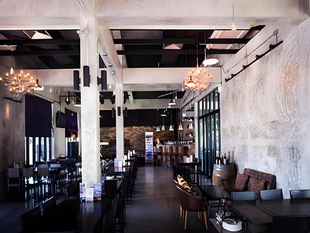 Фото The River Hotel