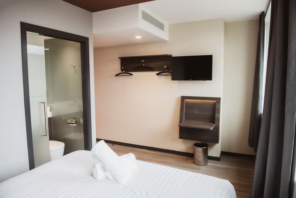 Фото EasyHotel Paris Nord Aubervilliers