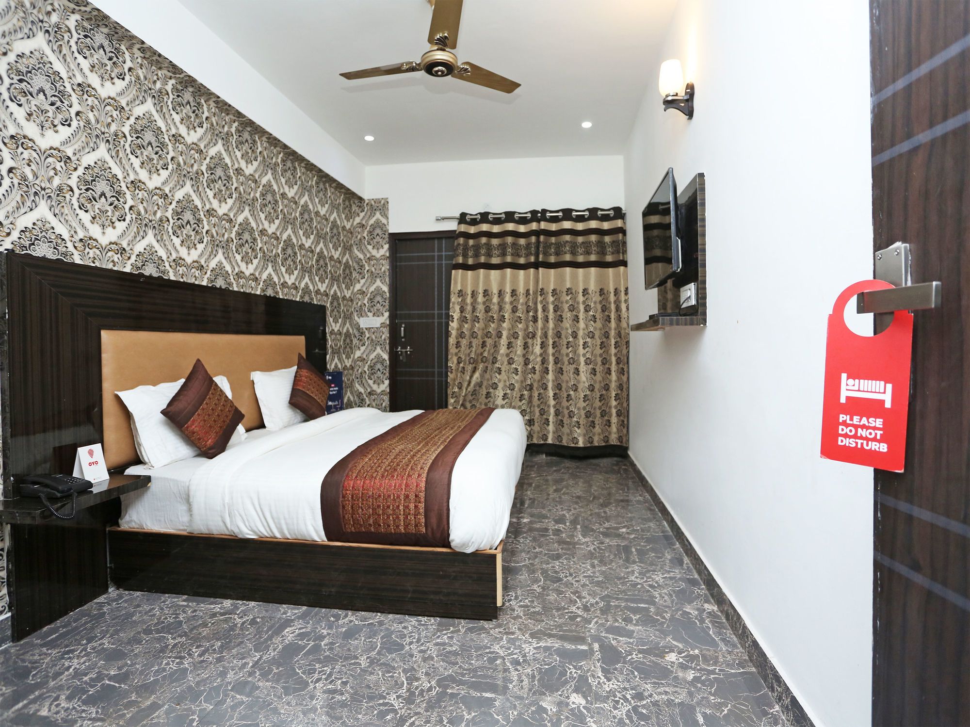 Фото Oyo 11405 Hotel Tej Palace