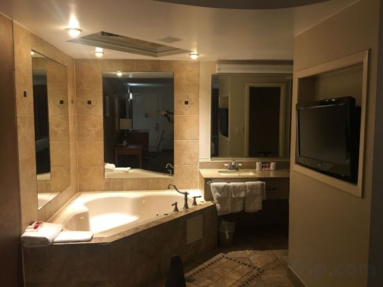 Фото Ramada by Wyndham Rockville Centre