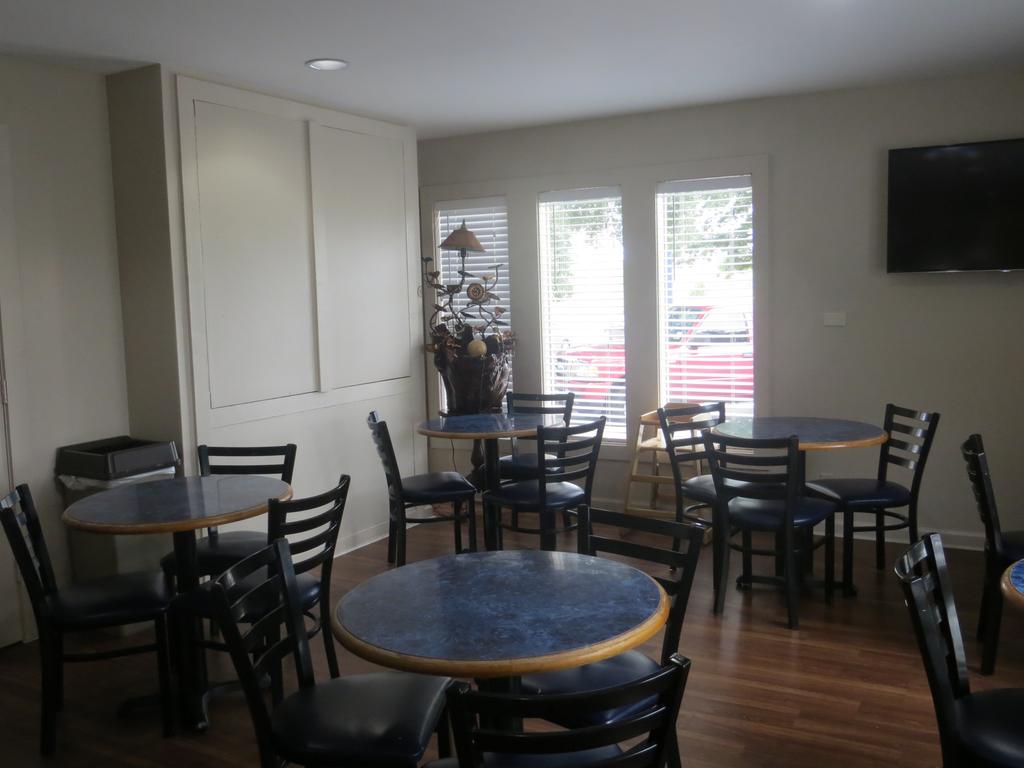 Фото Americas Best Value Inn Austin University