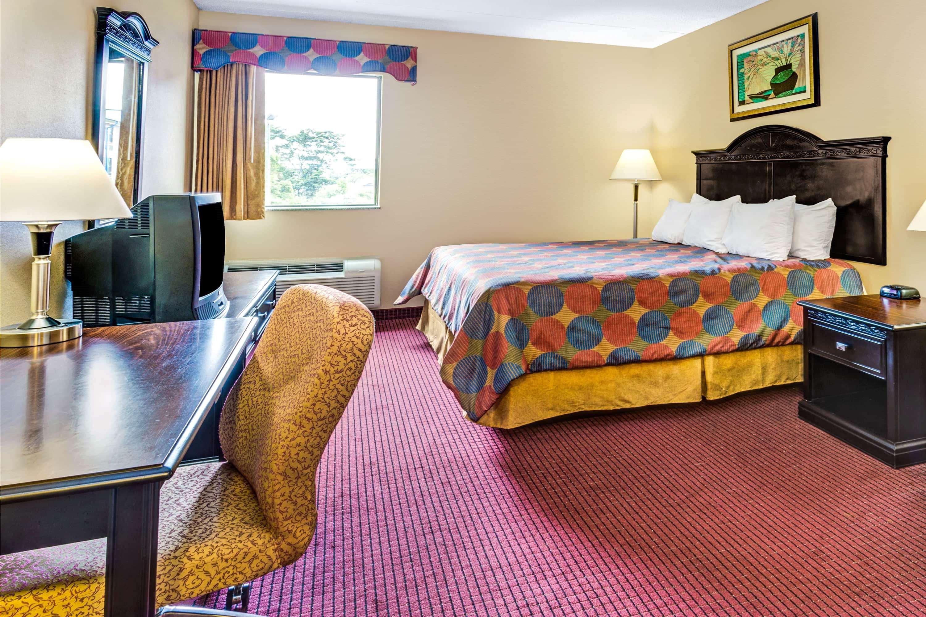 Фото Days Inn & Suites by Wyndham Jeffersonville In