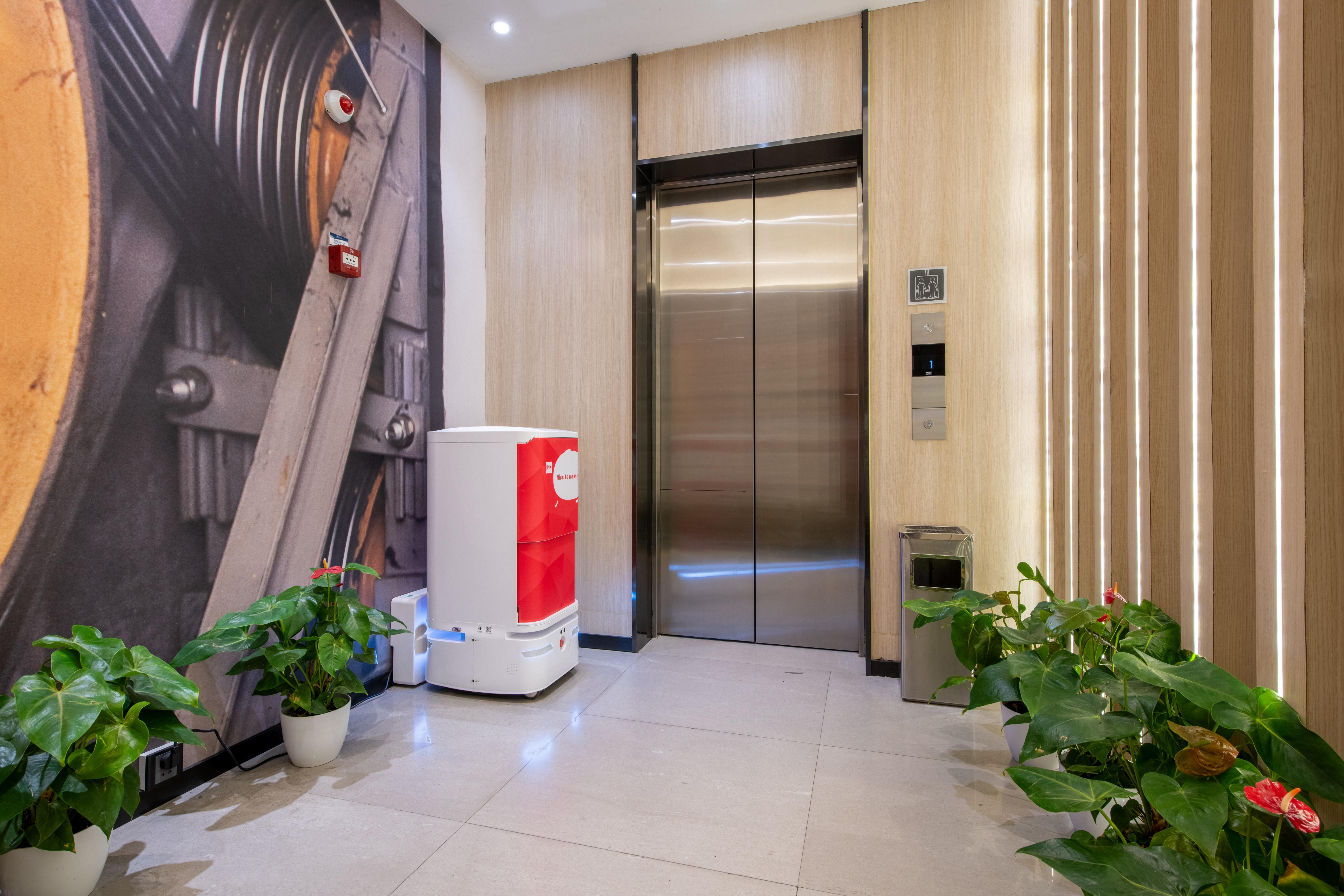 Фото Ibis Nanjing South Railway Station North Square Hotel