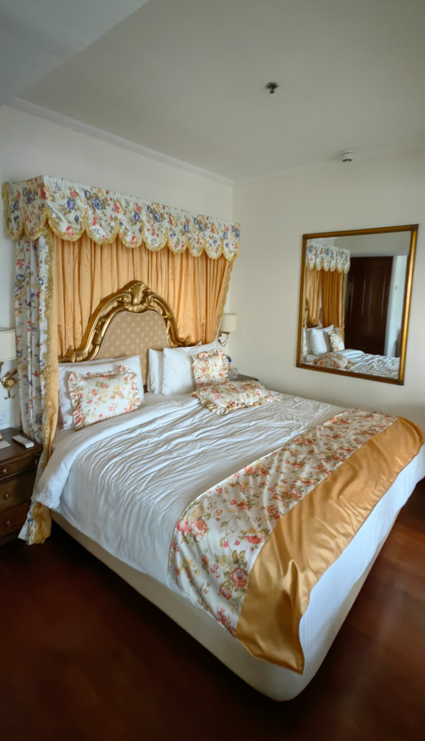 Фото Hotel The Royal Plaza