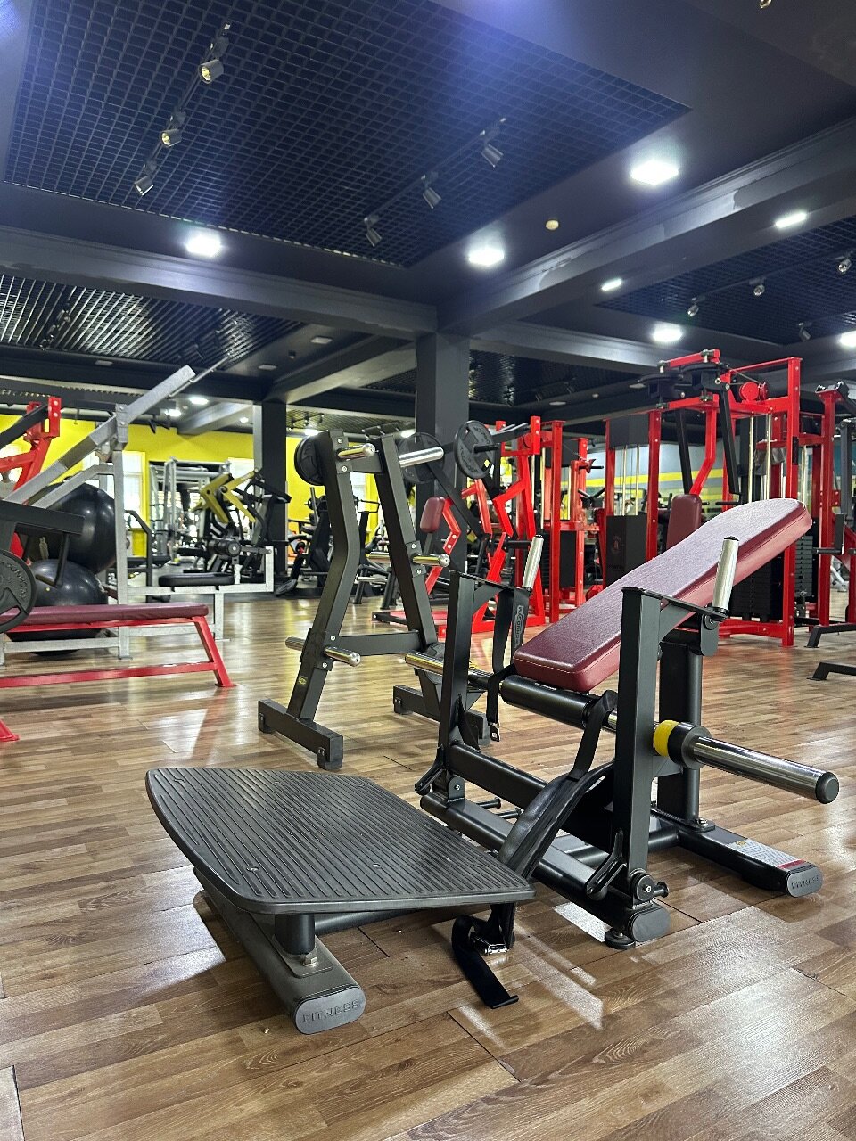 Fitnes klubida yalangoch fotosuratlar