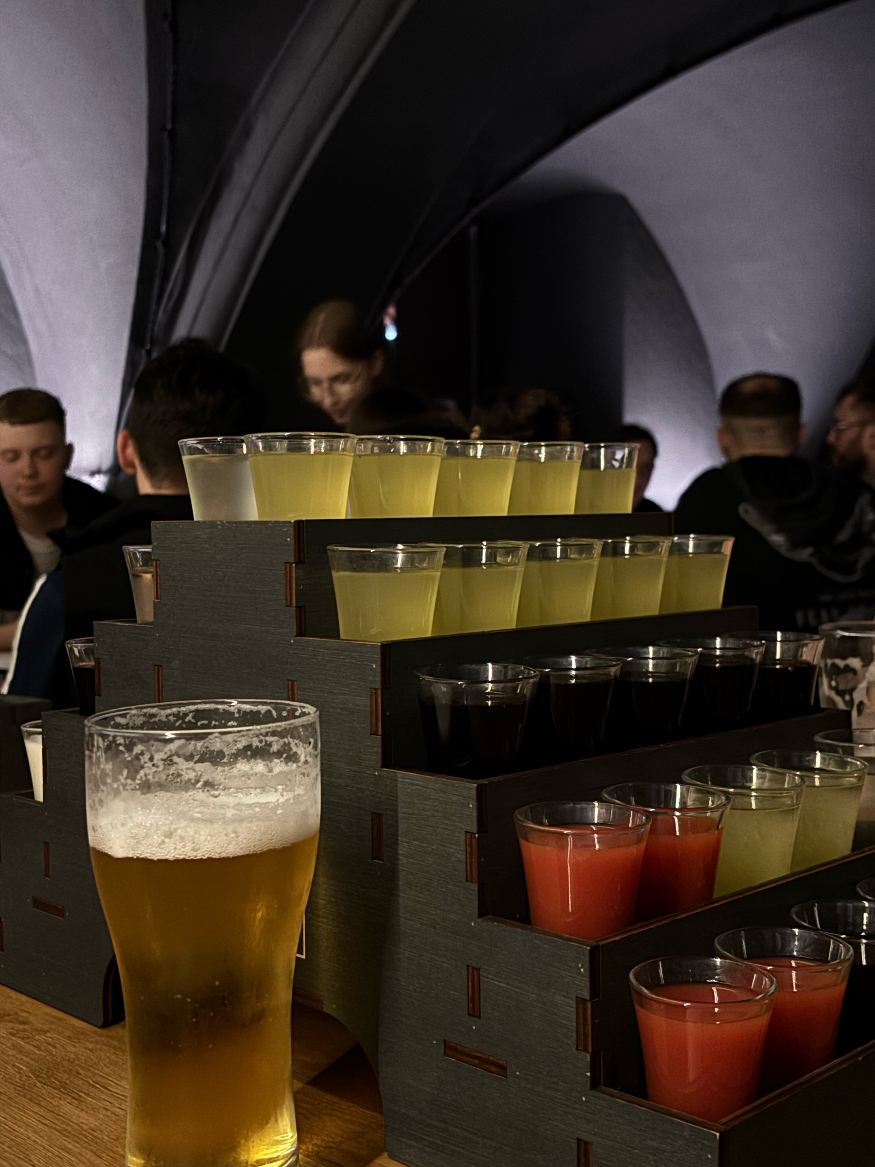 Бірнеше қызды жалады