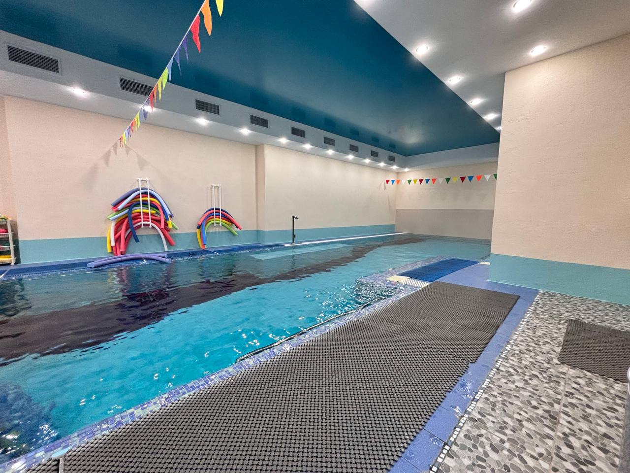 Бассейнде үлкен сиськи бар соло