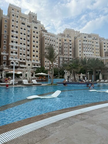 Внешний вид отеля Th8 Palm Dubai Beach Resort by IHG Dubai в Пальме Джумейре, фото 2