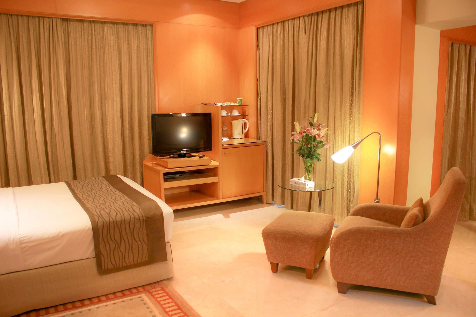 Фото Lakeshore Hotel & Apartments