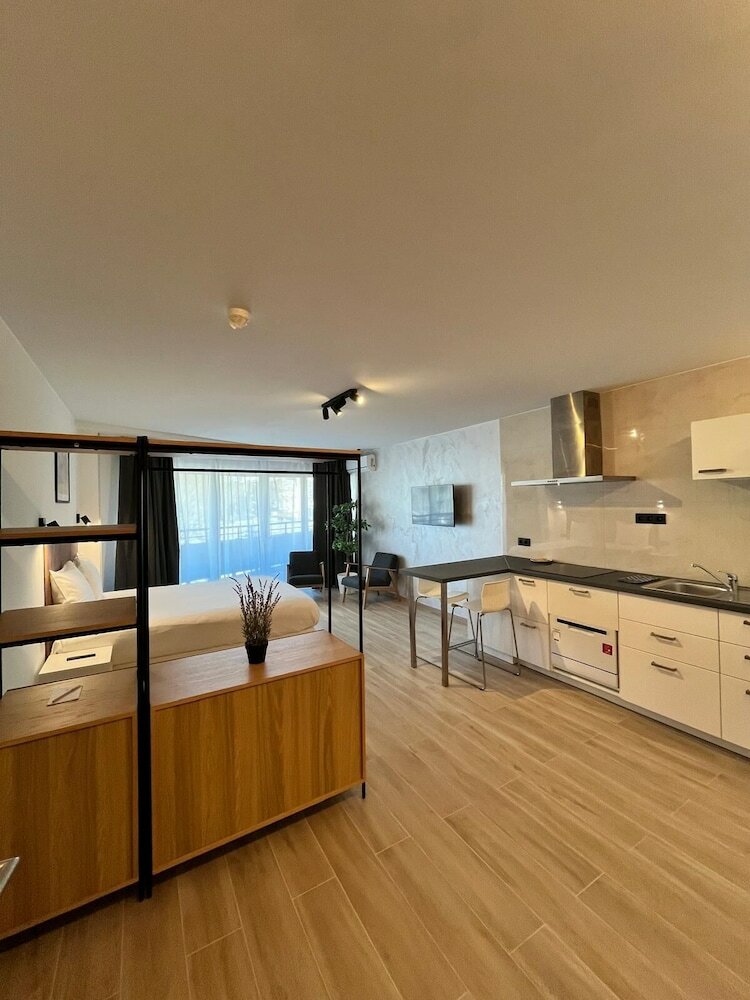 Фото B-aparthotel Montgomery