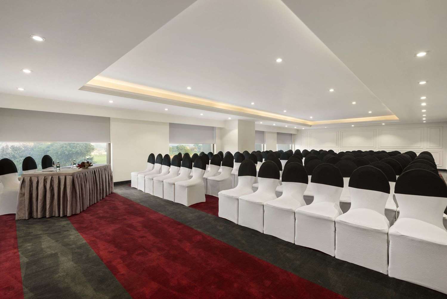 Фото Ramada Plaza by Wyndham Agra