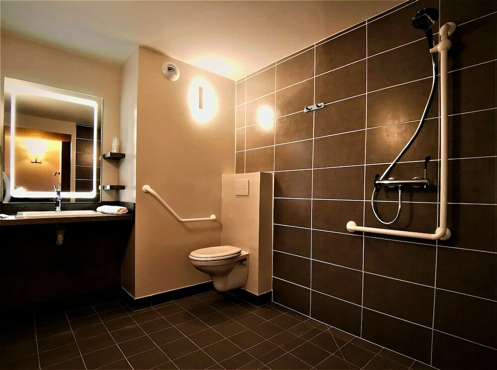 Фото Brit Hotel Confort Pau Lons