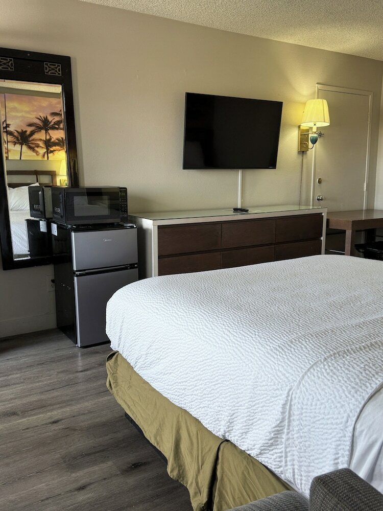 Фото Days Inn by Wyndham Ontario Airport