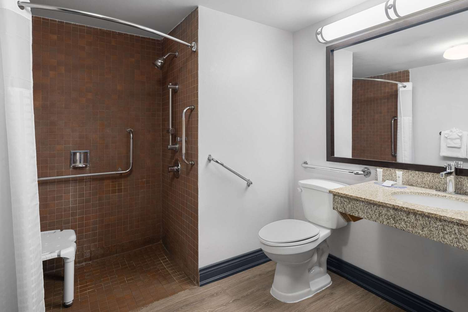 Фото Travelodge by Wyndham Barrie on Bayfield