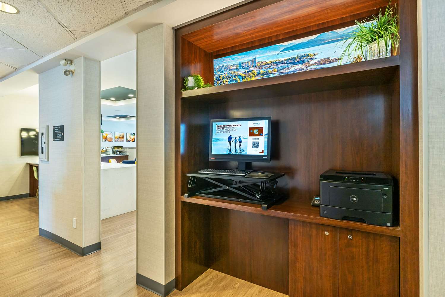 Фото Comfort Suites Kelowna