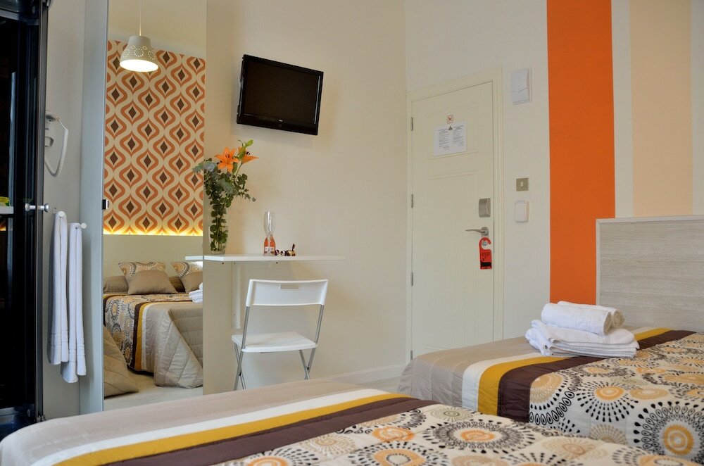 Фото Far Home Plaza Mayor Hostel