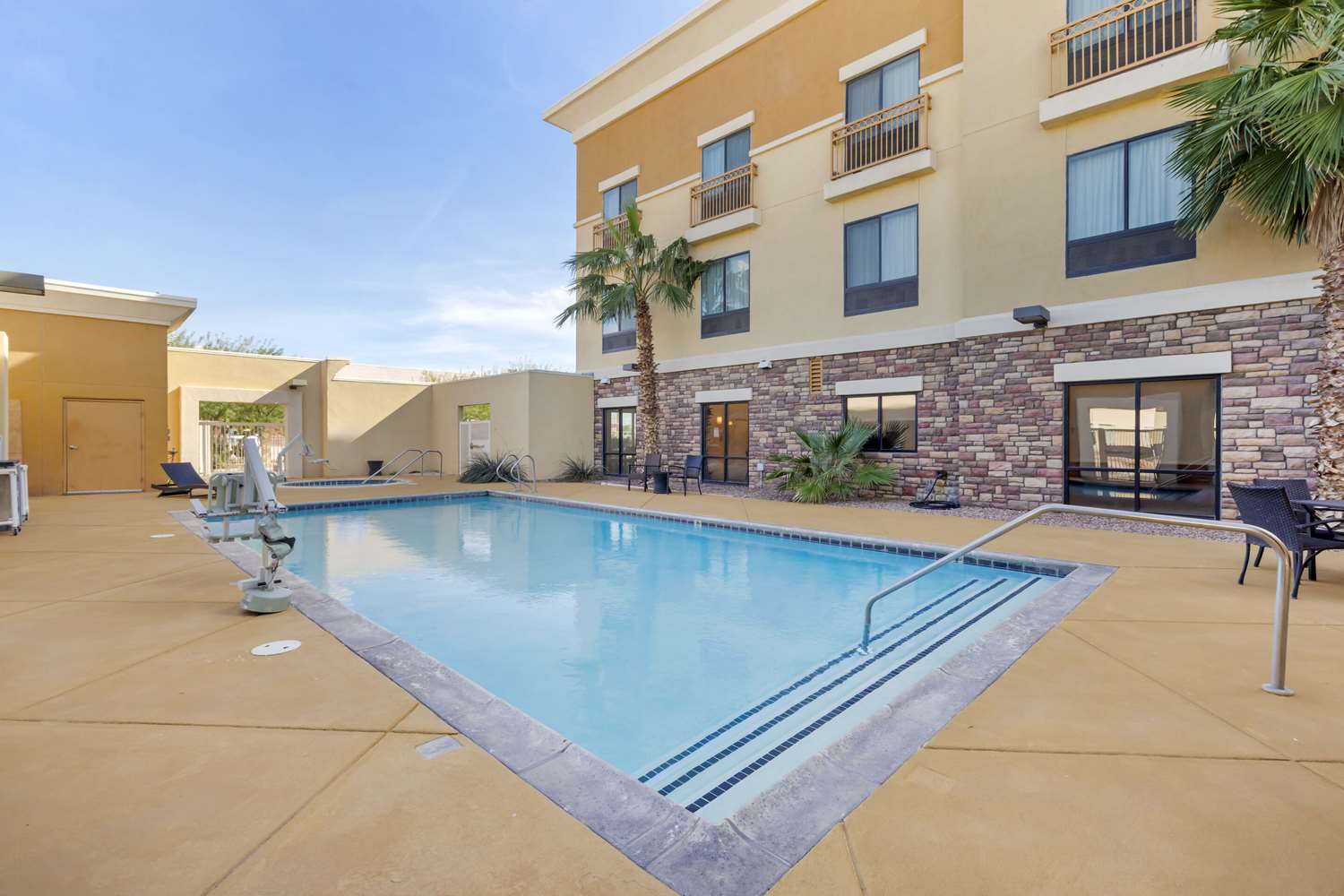 Фото Comfort Suites Blythe