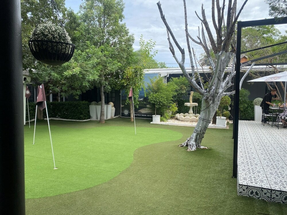 Фото The Halfway House Hotel