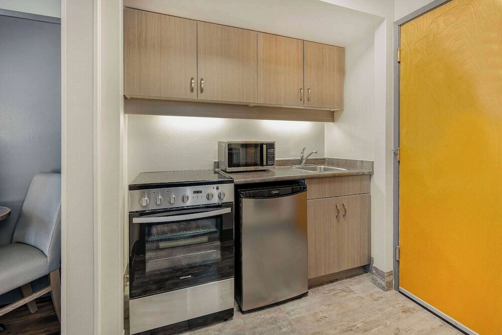 Фото Days Inn by Wyndham Victoria On The Harbour