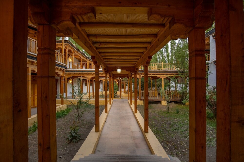 Фото Welcomheritage Lha - Ri - Sa Resort