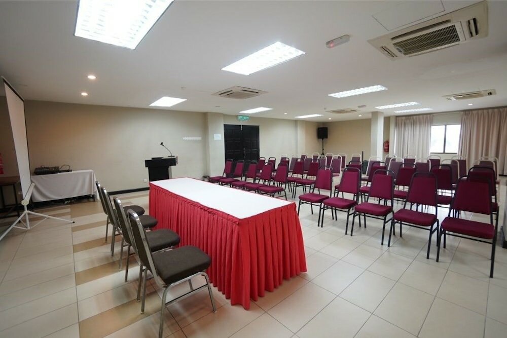 Фото Lodge 18 Hotel